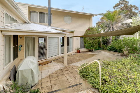 Aegina - Yamba Accommodation 2