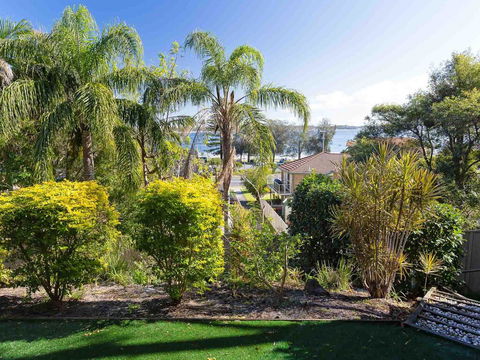 Aislinn' 3/273 Corrie Parade - Air Con, Water Views, BBQ - Yamba Accommodation 3