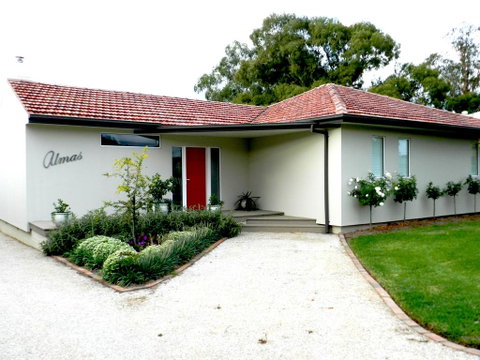 Almas Cottage - Yamba Accommodation 1
