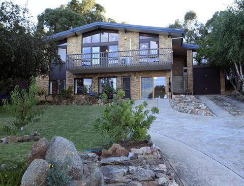 Alpine Apartment - Great Location With Views Of Lake Jindabyne - Yamba Accommodation 0