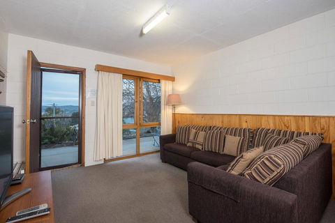 Alpine Apartment - Great Location With Views Of Lake Jindabyne - Yamba Accommodation 1