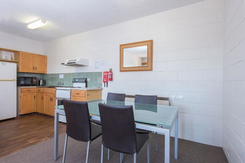 Alpine Apartment - Great Location With Views Of Lake Jindabyne - Yamba Accommodation 3