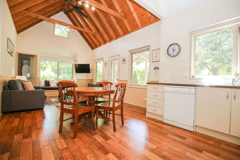Alpine Arnica Cottage 1 - Yamba Accommodation 3