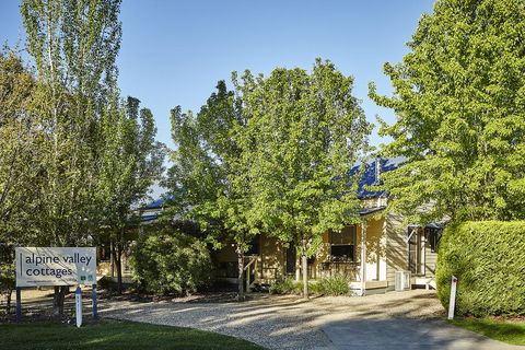 Alpine Valley Cottages - Yamba Accommodation 1