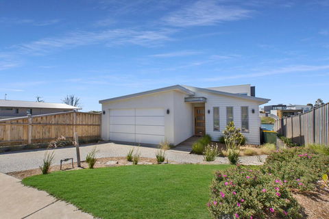 Anchored - Access To The Gippsland Lakes - Yamba Accommodation 3
