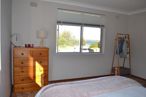 Apartment With Sweeping View Of The Bay, 2 Bedrooms, Sleeps 5 - Yamba Accommodation 2