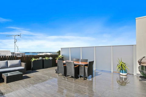 APOLLO 13 PENTHOUSE - Free Wifi & Huge Terrace! - Yamba Accommodation 3