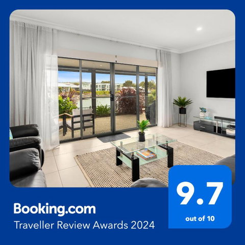 Luxurious Lakefront On Franklin Island - Yamba Accommodation 2