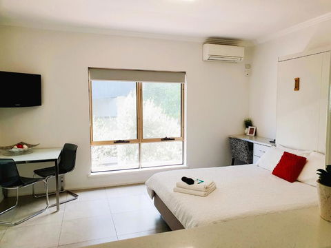 M4 West Perth Studio Apartment Near Kings Park - Yamba Accommodation 3