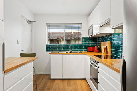 Mid-Century Morningside 2-Bed Apartment - Yamba Accommodation 1