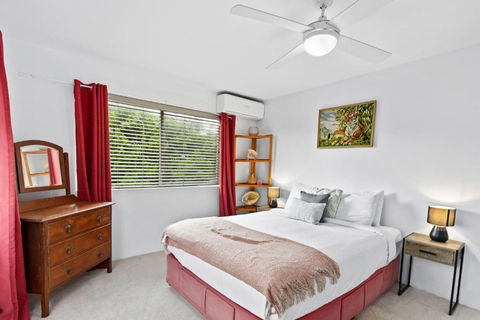 Mid-Century Morningside 2-Bed Apartment - Yamba Accommodation 2