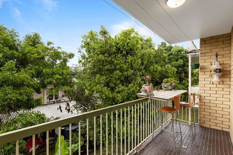 Mid-Century Morningside 2-Bed Apartment - Yamba Accommodation 3