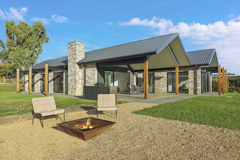 Mayple Peaks - Yamba Accommodation 0