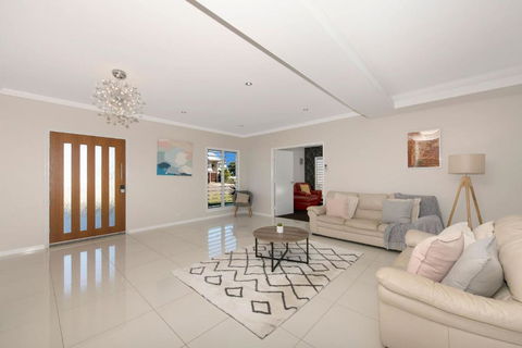 Modern Luxury Ocean Views - Yamba Accommodation 3