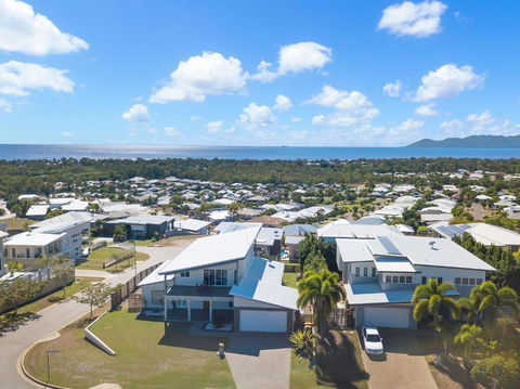 Modern Luxury Ocean Views - Yamba Accommodation 2