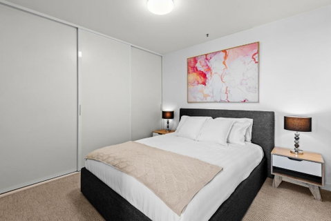Modern 1-Bed & City Views, Steps From Racecourse - Yamba Accommodation 1
