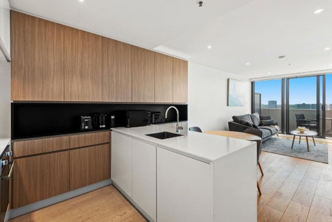 Modern 1-Bed & City Views, Steps From Racecourse - Yamba Accommodation 2