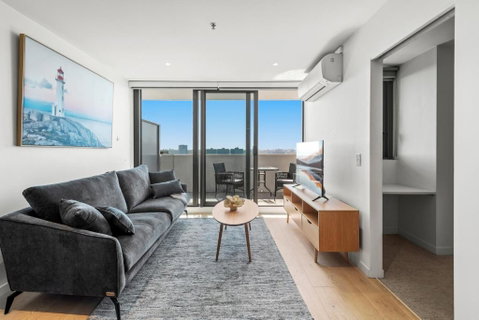 Modern 1-Bed & City Views, Steps From Racecourse - Yamba Accommodation 3