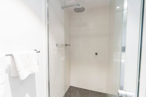 Modern 1 Bed Opposite Racecourse - Yamba Accommodation 3