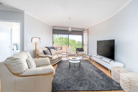 Modern And Homely 2BR Burke Crescent Apartment - Yamba Accommodation 0
