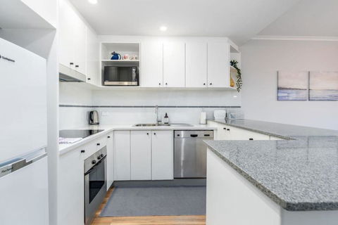 Modern And Homely 2BR Burke Crescent Apartment - Yamba Accommodation 3