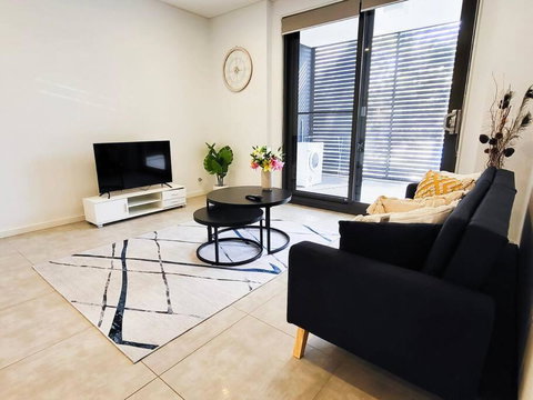 Modern Elegance: 2 Bedroom Oasis W/ Free Parking - Yamba Accommodation 3