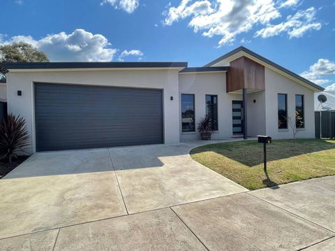 Modern Home Away From Home - Yamba Accommodation 0