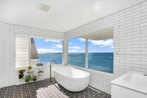 Monash Beach House - Oceanfront - Yamba Accommodation 3