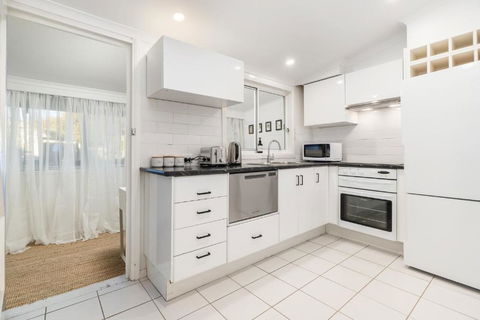 Neat & Tidy Home In Trendy East Orange - Sleeps 4 - Yamba Accommodation 3