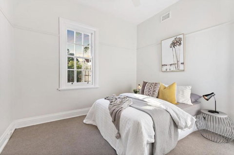 NEWLY RENOVATED LARGE 3.5 BDRM HOUSE! BEST OF MELB - Yamba Accommodation 3