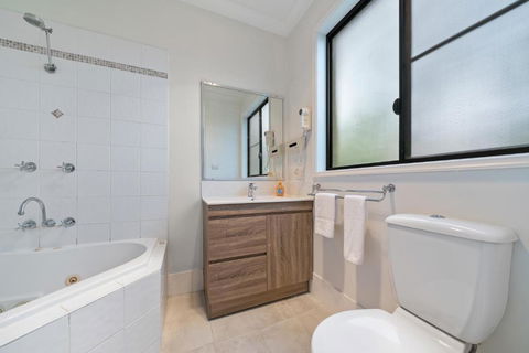 Newly Renovated Central Private Studio - Yamba Accommodation 2
