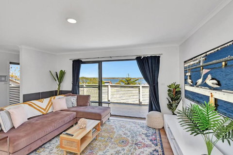New Property Seabreeze Bungalow - Lakeview Sunset Delight At Sunshine On Lake Macquarie - Yamba Accommodation 2