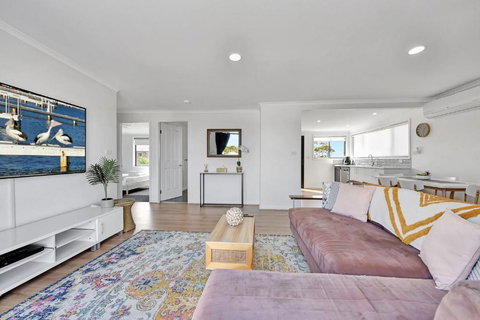 New Property Seabreeze Bungalow - Lakeview Sunset Delight At Sunshine On Lake Macquarie - Yamba Accommodation 3