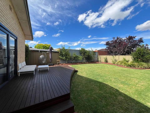 North Central Spacious Charmer - Walk To GV Health - Yamba Accommodation 3