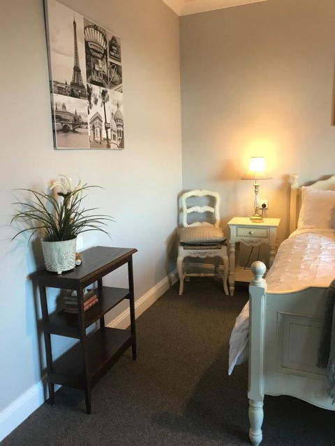 Number 10 -Queen Room With B/fast - Yamba Accommodation 3