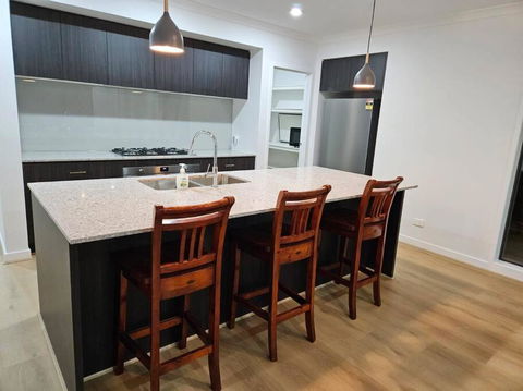 O Stylish 4 Room Oasis With 65 TV - Yamba Accommodation 2