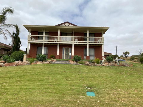 Pelican Retreat - Corporate / Tradie / Family - Yamba Accommodation 1