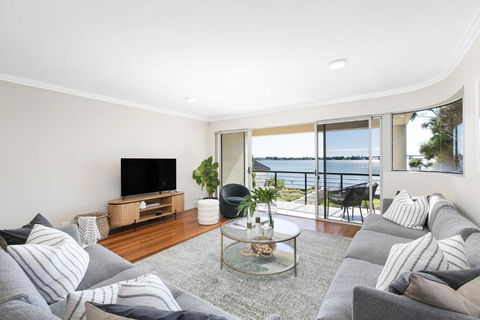 Panoramic Water View Apartment - Yamba Accommodation 2