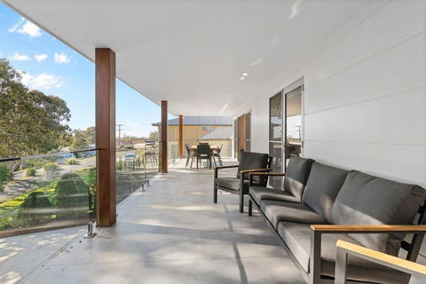 Perfect Beachhouse Lakes Surf At Your Feet - Yamba Accommodation 3