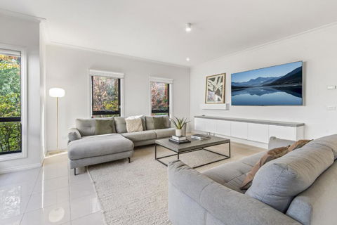 Perfectly Located 4-Bed House In Kensington - Yamba Accommodation 0