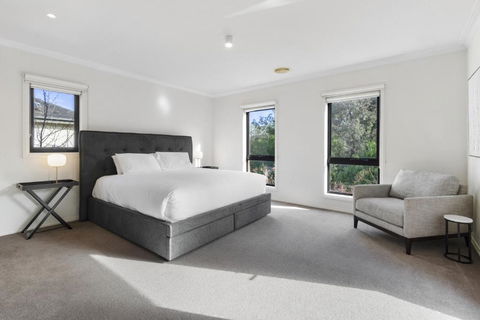 Perfectly Located 4-Bed House In Kensington - Yamba Accommodation 1