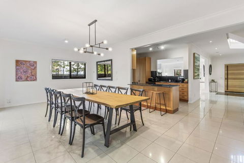 Perfectly Located 4-Bed House In Kensington - Yamba Accommodation 3