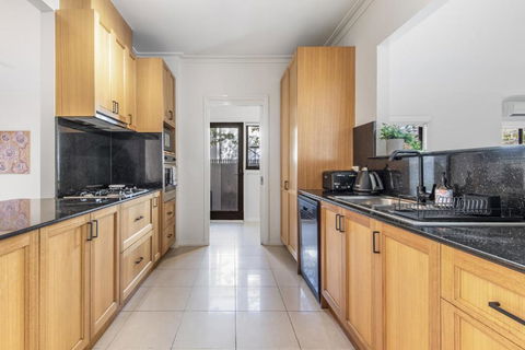 Perfectly Located 4-Bed House In Kensington - Yamba Accommodation 2