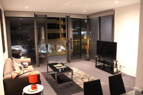 Perfectly Located Modern Apartment - Canberra CBD - Yamba Accommodation 1