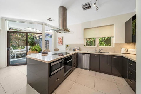Petal And Bloom - 3BR Family CBD - Yamba Accommodation 1