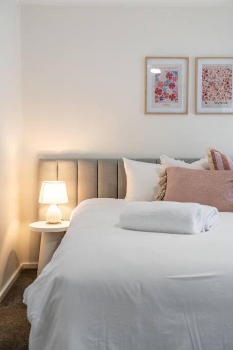 Petal And Bloom - 3BR Family CBD - Yamba Accommodation 2