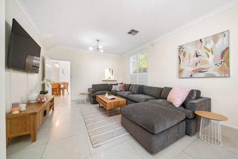 Petal And Bloom - 3BR Family CBD - Yamba Accommodation 3
