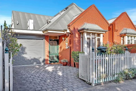 Picket Fence Cottage - Steps From Adelaide Oval - Yamba Accommodation 0