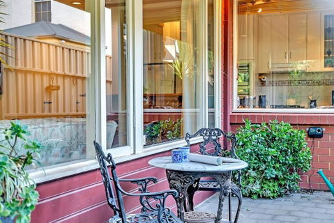 Picket Fence Cottage - Steps From Adelaide Oval - Yamba Accommodation 1