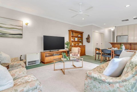 Picket Fence Cottage - Steps From Adelaide Oval - Yamba Accommodation 3